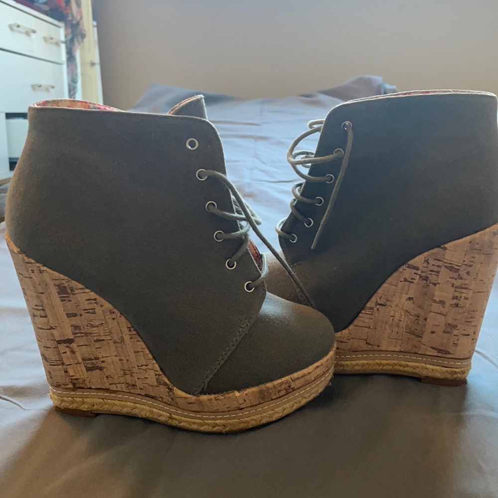 Green military wedges shoes.